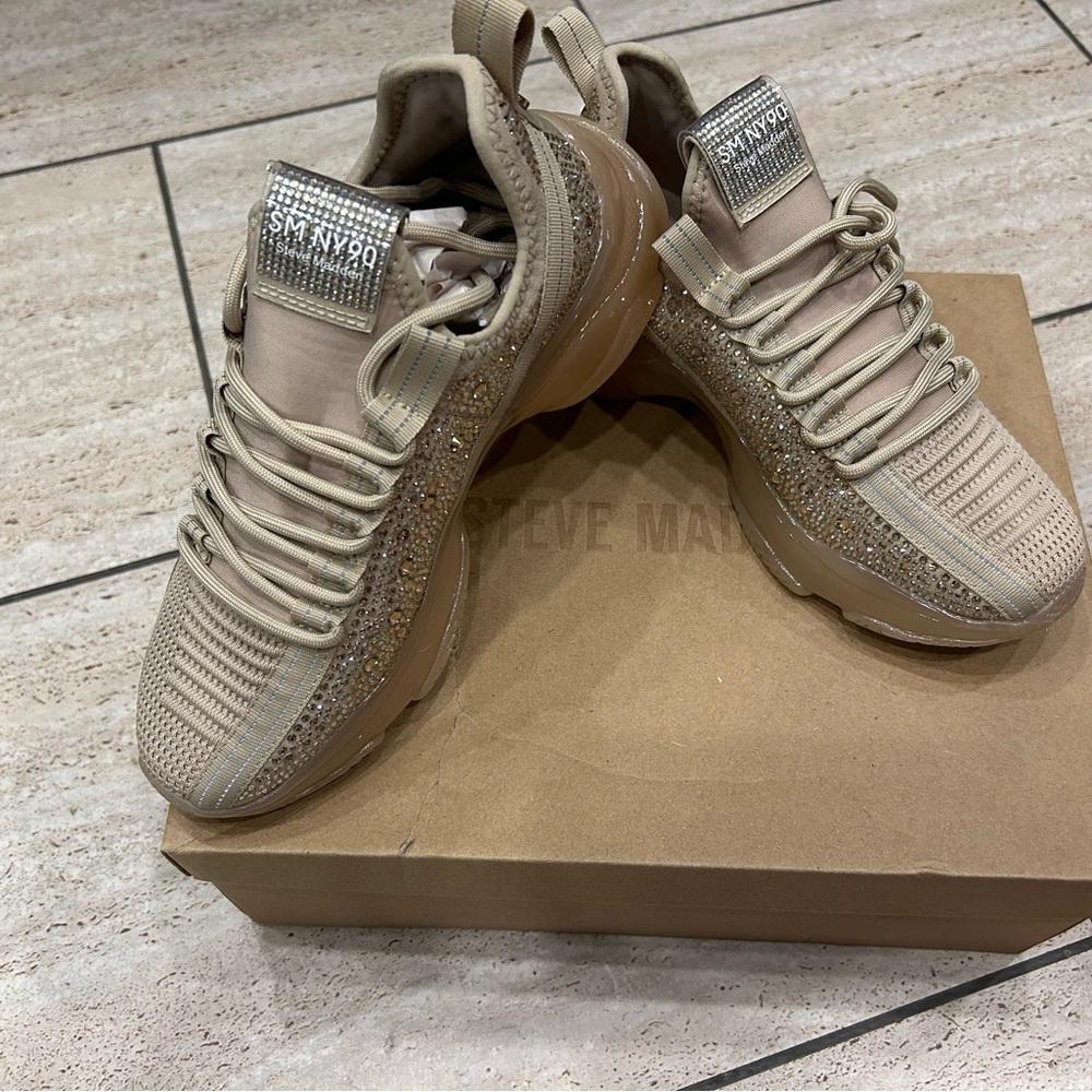 NIB - STEVE MADDEN Women's Maxima Rhinestone-Trim Trainer in Blush size 7.5